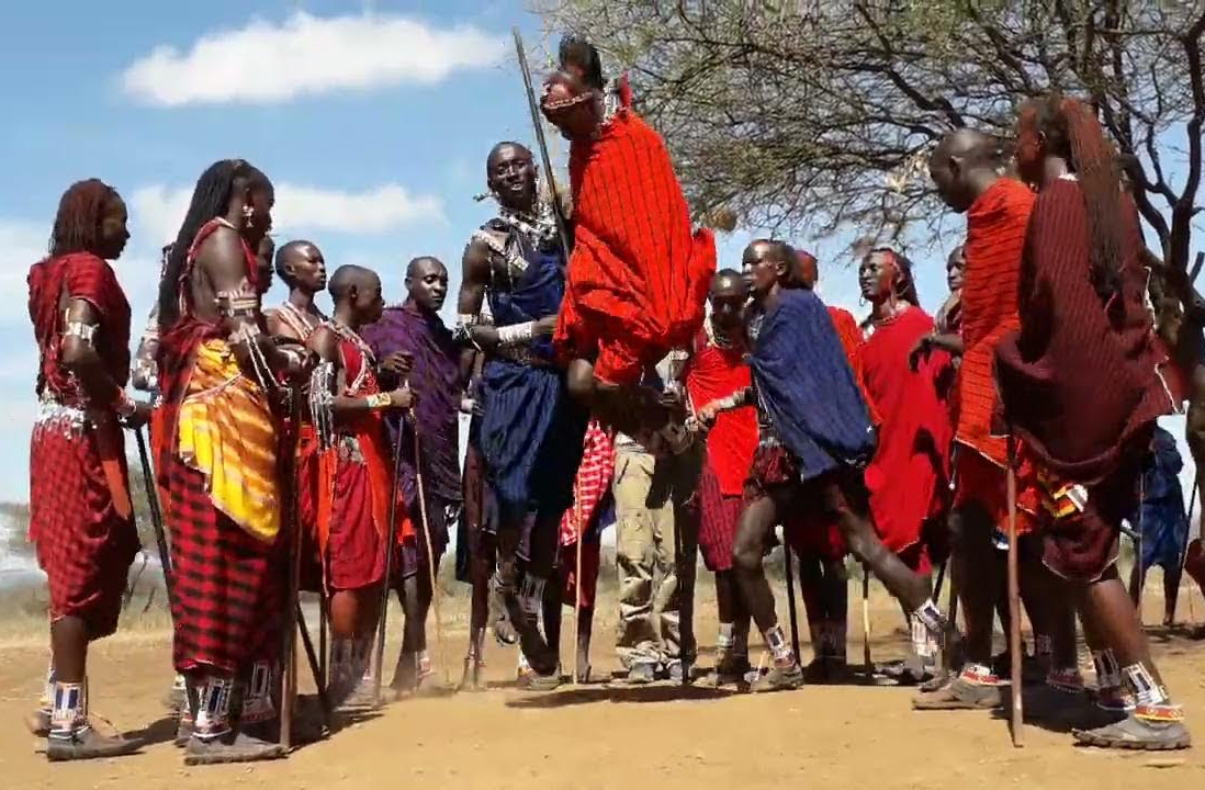 A região é habitada por povos como os Maasai, que mantêm tradições ancestrais e convivem com o legado arqueológico de Olduvai. O desfiladeiro, aliás, se conecta a outros sítios importantes como Koobi Fora (Quênia) e Hadar (Etiópia), formando um mapa da evolução humana na África.