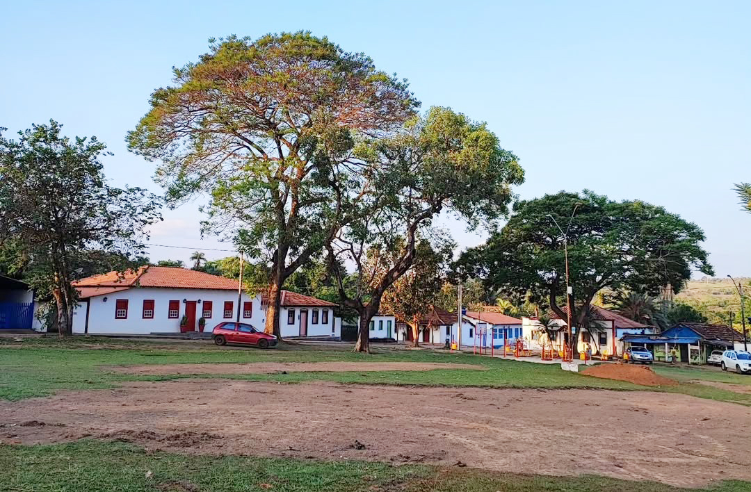 O turismo em Olhos D'Água é chamado de “olho no olho”. Não há pressa, não há roteiro rígido — há encontros e descobertas. A prosa é parte da experiência, e cada conversa revela um pedaço da vila. É um convite a desacelerar e se conectar com o essencial.