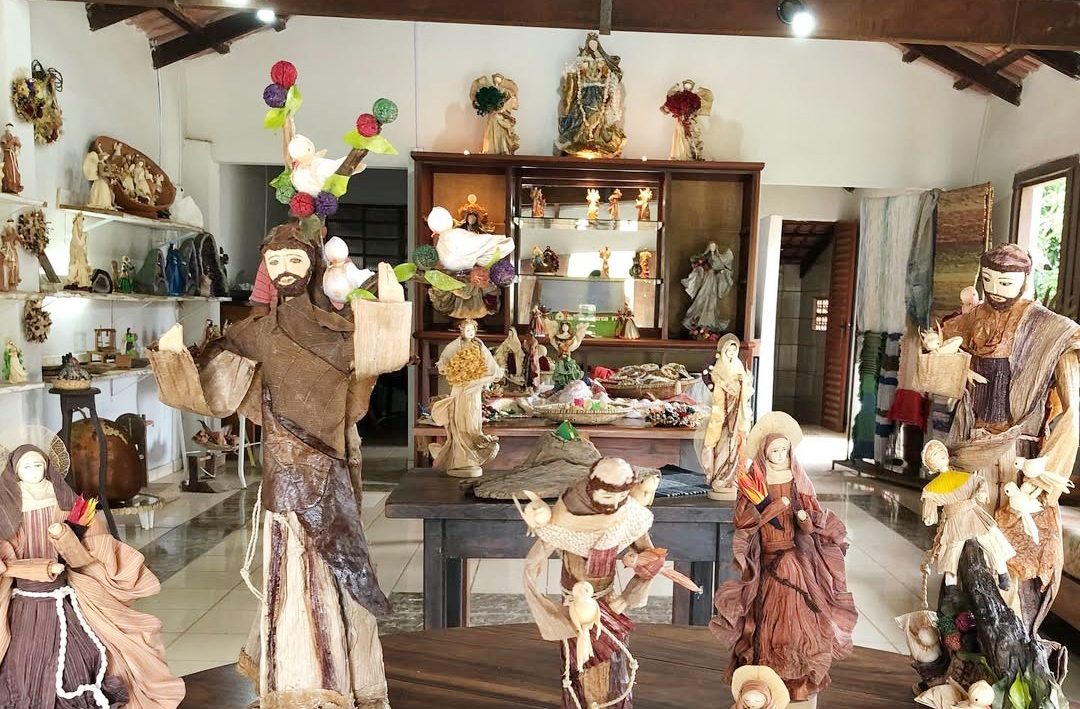 O turismo em Olhos D'Água é feito com calma, conversa e acolhimento. Visitantes recebem mapas para explorar os ateliês e casas dos artesãos locais. É possível conhecer trabalhos em cestaria, cerâmica e bordado, tudo feito à mão. A experiência, portanto, é sensorial, afetiva e profundamente humana.