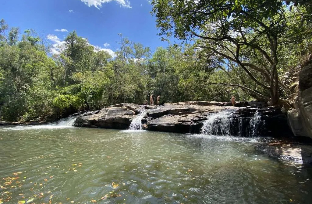 A Cachoeira do Ouro é um dos tesouros naturais do distrito. Com águas cristalinas e vegetação exuberante, é refúgio para quem busca paz. Moradores, aliás, acolhem os visitantes com simpatia e histórias da região. É o tipo de lugar onde a natureza e a cultura caminham juntas.