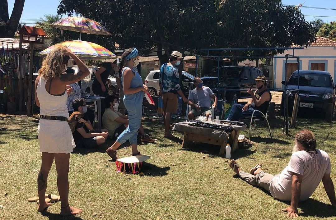 A feira é mais que comércio: é celebração da troca de saberes e afetos. Produtos artesanais, comidas típicas e apresentações culturais animam o vilarejo. É um momento de reencontro entre gerações e valorização da cultura local. Tudo acontece com leveza, como uma conversa entre vizinhos.