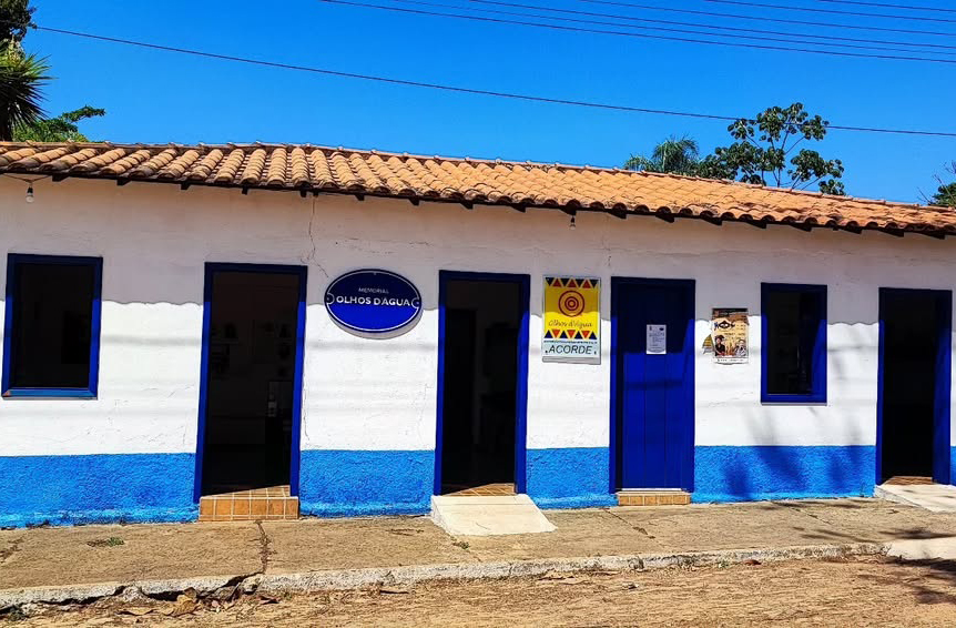 O Memorial Olhos D'Água conta a história do distrito com sensibilidade e profundidade. Criado em 2018, reúne documentos, fotos e objetos que narram a trajetória da comunidade. O museu é fruto de uma promessa feita por Dona Sebastiana, filha de ex-escravizados. Ela sonhava com uma capela dedicada a Santo Antônio — e realizou esse sonho.