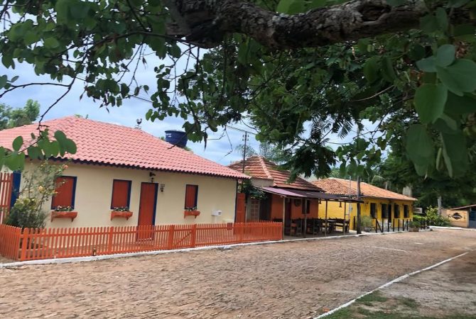 Vilarejo cortado pelo Tratado de Tordesilhas encanta com arte, fé e cachoeiras