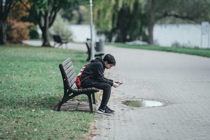 Jovem triste, solitário - Omar Ramadan/Unsplash