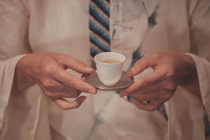 Servindo chá - 五玄土 ORIENTO/Unsplash