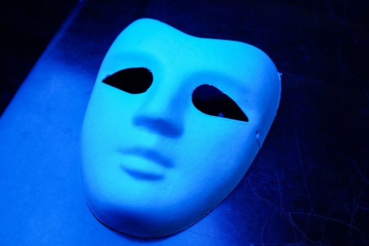 Ao longo das décadas, diversos atores renomados deram vida ao Fantasma, cada um imprimindo seu estilo ao personagem.
