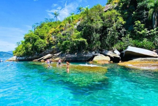 Conheça a Ilha dos Cocos, a Maldivas Brasileira que virou destino das famílias nas férias