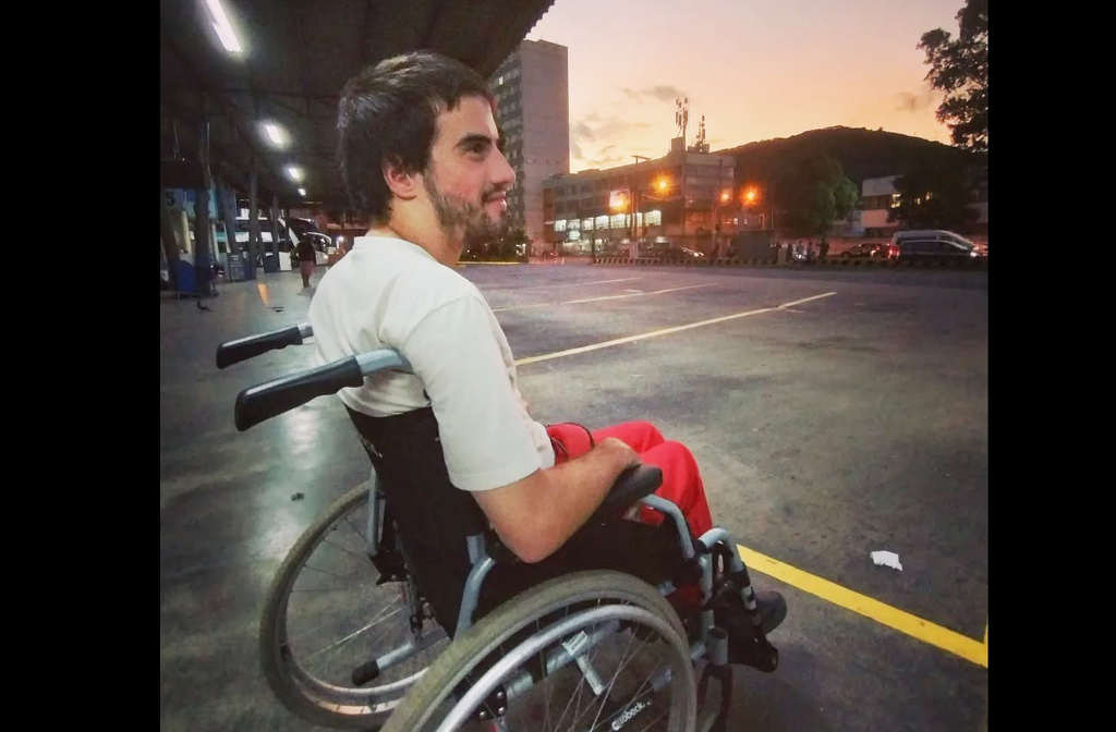 O ator incentivou, ainda, outras pessoas com deficiência a não desistirem. “Nossa batalha é diária e fundamental para uma sociedade mais igualitária e menos capacitista”, afirma. Ele acredita que é possível contar histórias além da superação, com protagonismo e diversidade.