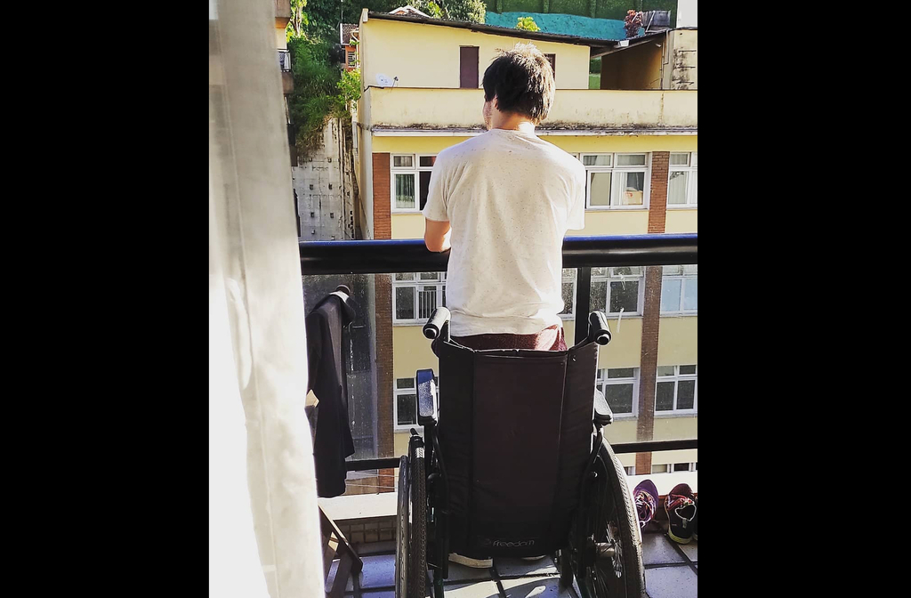 Pedro também explicou que sua condição foi causada por falta de oxigênio no parto, afetando a parte motora. Com ajuda, consegue ficar de pé e se movimentar com autonomia. E reconhece que tem uma estrutura privilegiada, com rede de apoio e recursos para assistência.