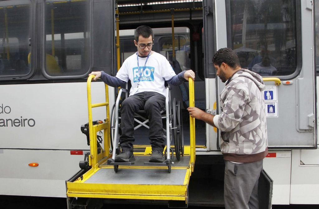 Segundo ele, a maioria dos espaços públicos não é pensada para corpos com deficiência. Ele aponta que muitos ônibus têm equipamentos quebrados ou motoristas que não sabem operá-los. E destaca que os locais precisam evoluir para serem mais inclusivos e acessíves.