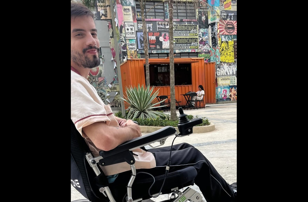 O ator destaca que, por muito tempo, personagens PCDs eram interpretados por profissionais sem deficiência. Com o personagem Peter, abre-se um novo capítulo: corpos com deficiência ganham espaço real na ficção, mostrando que podem trabalhar, estudar, amar e viver plenamente.