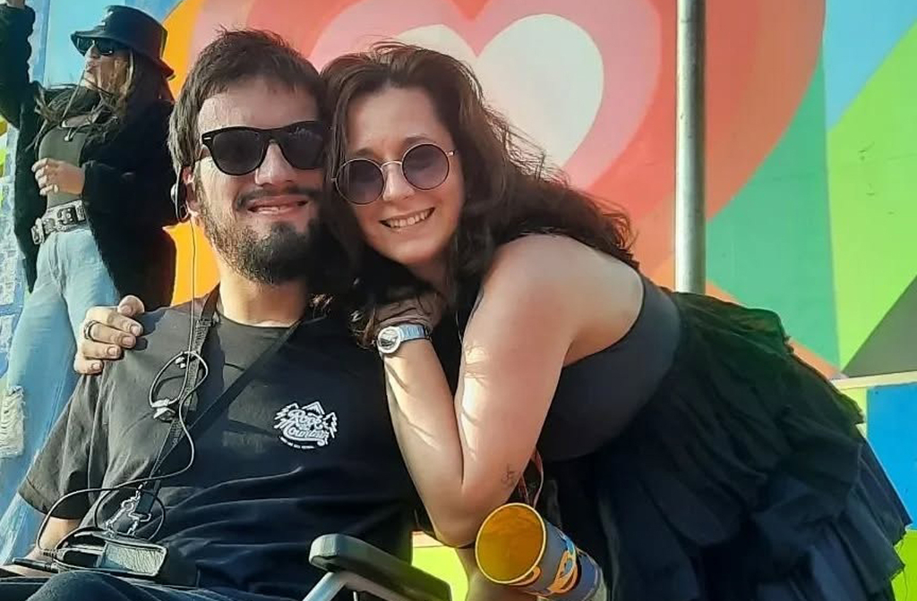 Pedro relatou que o público está se educando. “Hoje, quando um fã me encontra, pergunta se pode me tocar ou abraçar. Antes, perguntavam ao meu acompanhante”, conta. Essa mudança revela um avanço na percepção e no respeito às pessoas com deficiência.