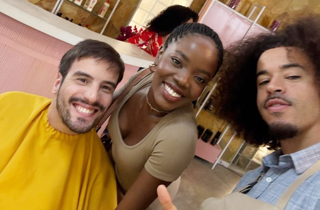 AlÃ©m disso, ele Ã© tratado como qualquer outro ator no set de â??Dona de mimâ?. A equipe Ã© sensÃ­vel e participativa, sempre aberta ao diÃ¡logo. As cenas sÃ£o adaptadas conforme necessÃ¡rio, mas sem perder a essÃªncia. A escuta ativa dos diretores e autores Ã© um diferencial.