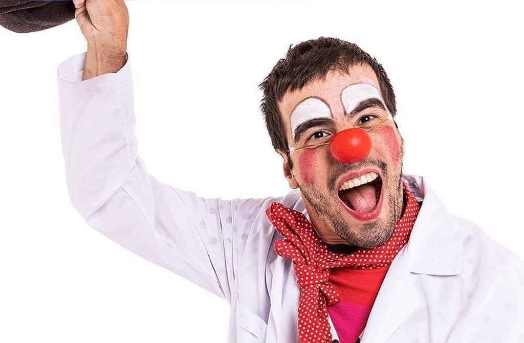 Natural de Petrópolis, Pedro tem paralisia cerebral com cognitivo preservado. Mora sozinho há dois anos na Lapa, no Centro do Rio, e leva uma vida independente. Frequenta bares do bairro, vai à praia e atua como palhaço no grupo Doutores da Alegria, que visita hospitais públicos levando humor e afeto.