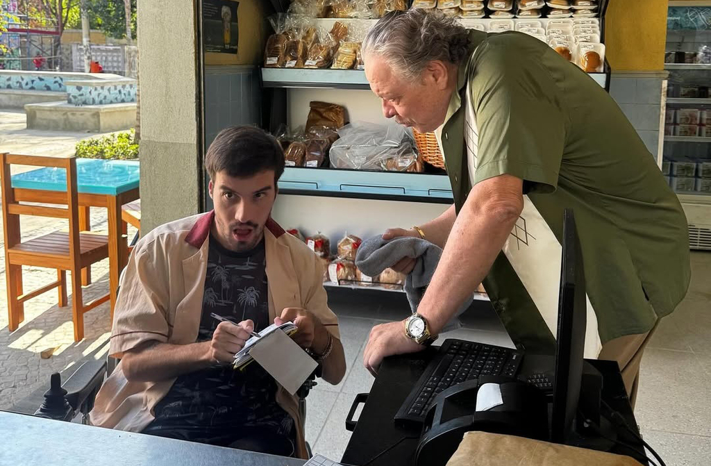 Pedro interpreta Peter, um personagem que rompe barreiras e mostra que pessoas com deficiência podem sonhar e realizar. A novela, escrita por Rosane Svartman, marca um momento importante na dramaturgia brasileira ao incluir um ator PCD em um papel que não gira apenas em torno da deficiência.