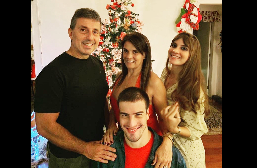 Apesar do receio inicial, os pais de Pedro sempre o apoiaram. Quando ele estudava teatro no Rio e ainda morava em Petrópolis, seu pai o esperava correndo na Lagoa até o fim das aulas. Esse suporte familiar foi fundamental para sua formação artística e pessoal.