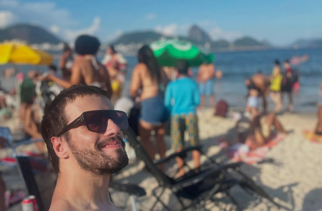 Pedro vive com autonomia na Lapa, um dos bairros mais boêmios do Rio. Entre gravações e compromissos, aproveita os bares locais e a proximidade com a praia. A vida urbana, apesar dos desafios de acessibilidade, é parte de sua construção como cidadão e artista.