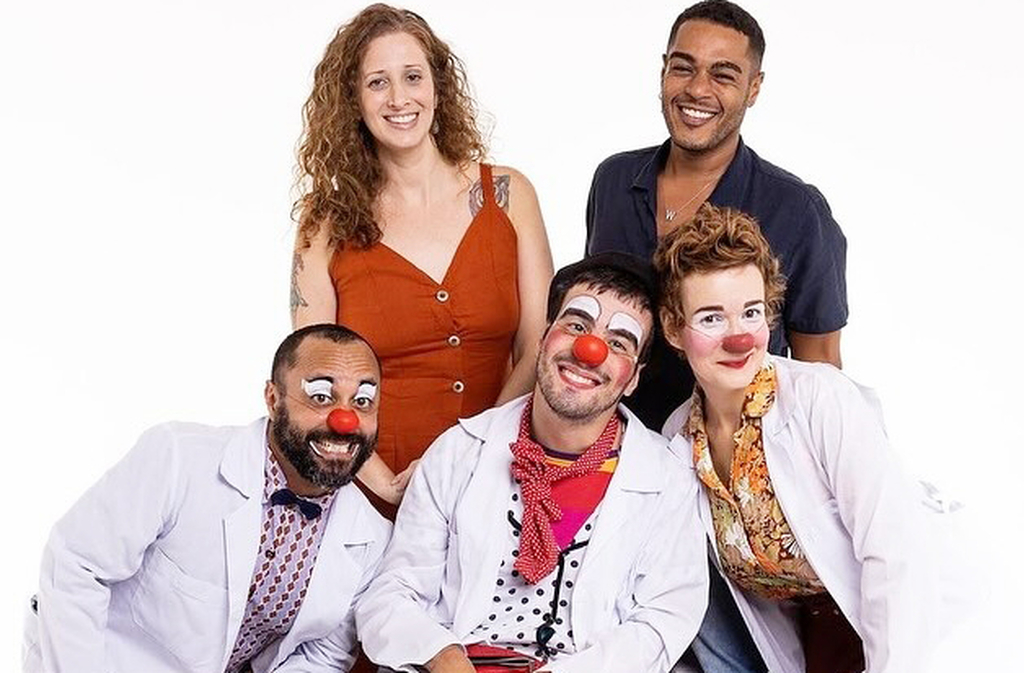 Além da atuação na TV, Pedro é palhaço no grupo Doutores da Alegria e leva humor e leveza a pacientes e profissionais da saúde pelos hospitais afora. Essa atividade reforça seu compromisso com a arte como ferramenta de transformação social.