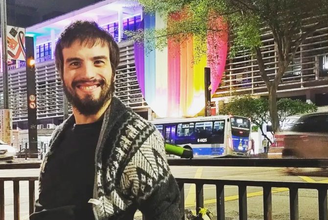 Com paralisia cerebral, ator de ‘Dona de mim’ mostra que o palco é lugar de superação e liberdade