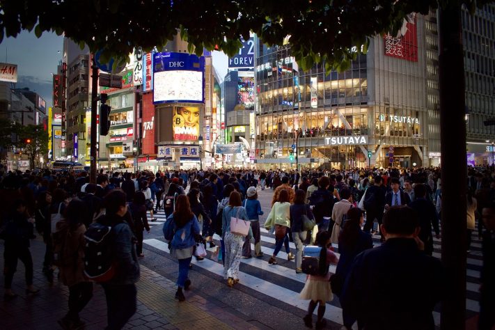 Pessoas andando na rua no Japão – mailtotobi/Pixabay