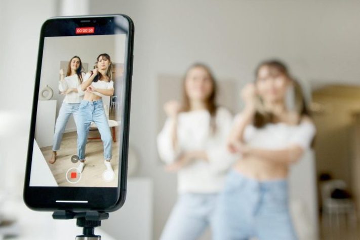 Meninas fazem dancinha para as redes sociais - Pexels/Artem Podrez