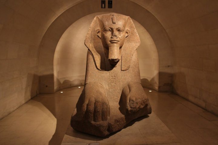 O museu é dividido em várias seções, como Antiguidades Egípcias, Gregas, Romanas, além de coleções escultura e artes decorativas.