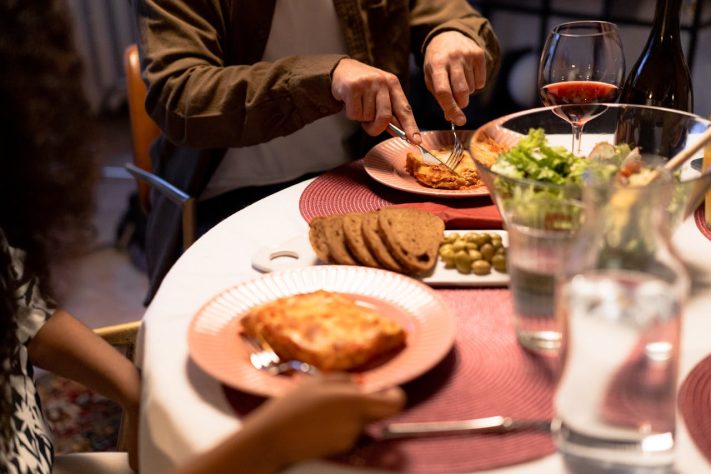 Comida, refeição, etiqueta - Pexels/cottonbro studio