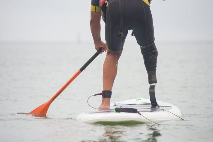 Também é usado um remo, que pode ser cerca de 20 cm maior que a altura do praticante, e o leash — cordinha de segurança que prende a prancha ao tornozelo.