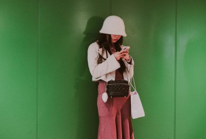 Mulher usa o celular no Japão – Pexels/Mike The Fabrica