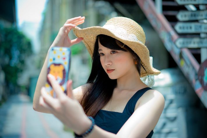 Mulher tira selfie - Pexels/Tommy Huang