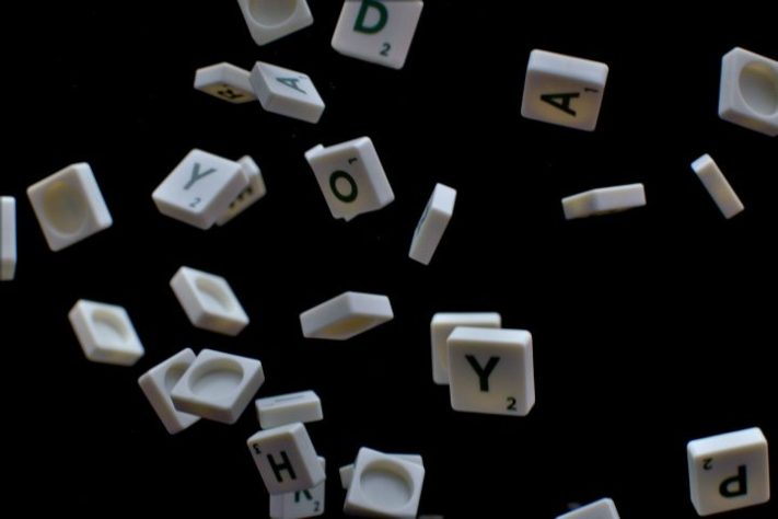 Letras caindo - Piotr Łaskawski/Unsplash