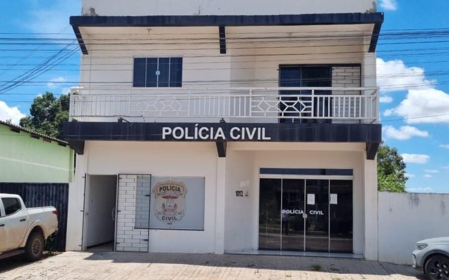 O inquérito apura a ocorrência de diversos crimes, entre eles constrangimento ilegal qualificado, invasão de domicílio, exposição de intimidade, dano qualificado e dano psicológico contra a vítima.
