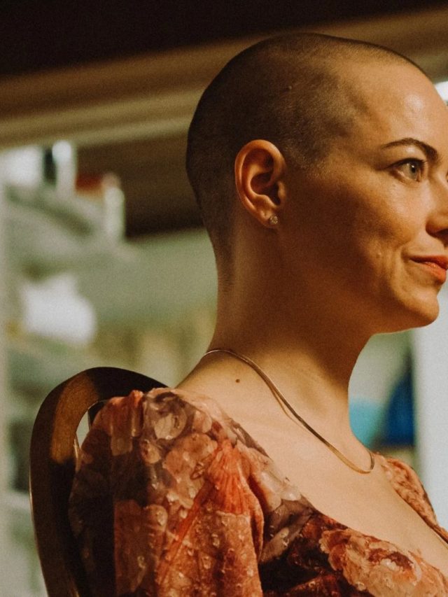 Emma Stone fica careca e pre-estreia de filme é exclusiva para quem raspar a cabeça