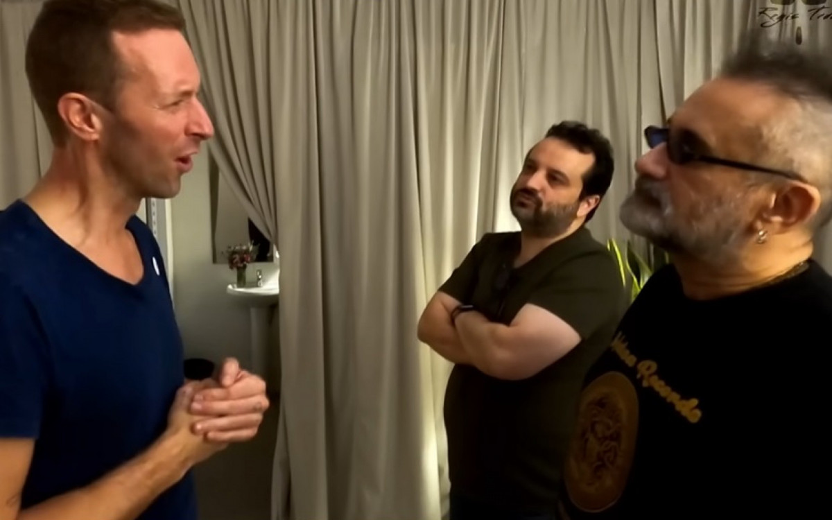 Em 2023, o Coldplay convidou o crítico para um show da turnê no Brasil após Regis Tadeu declarar em seu canal no YouTube que detestava o grupo inglês. Na ocasião, o jornalista encontrou-se com o vocalista da banda, Chris Martin, e ele reafirmou sua opinião.
