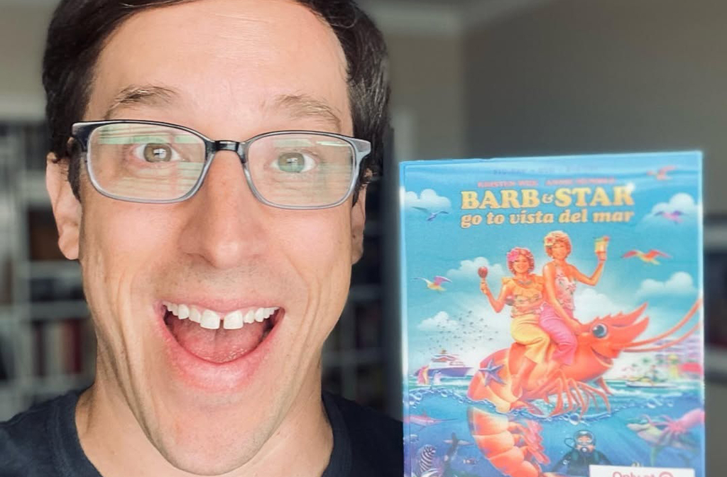 O diretor da sequência será Josh Greenbaum, conhecido por seu trabalho em comédias irreverentes. Ele assume a missão de atualizar o universo de 