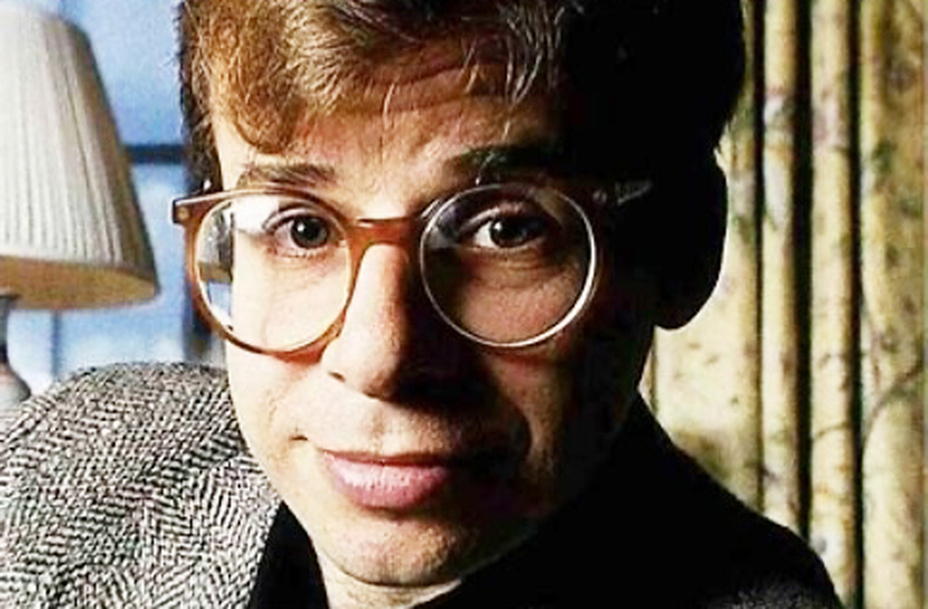 Rick Moranis é um dos rostos mais queridos da comédia oitentista. Seu humor peculiar, carisma e timing cômico marcaram uma geração inteira de espectadores.