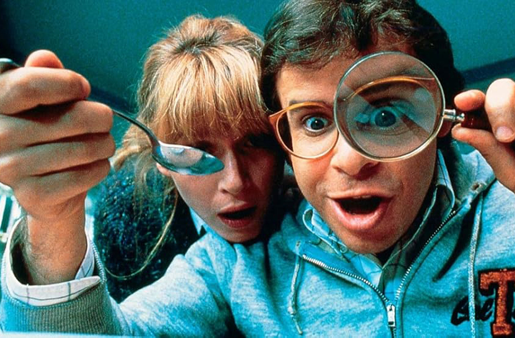 O filme de 1989 foi um sucesso estrondoso e gerou duas sequências. Moranis interpretava o cientista Wayne Szalinski, cuja máquina encolhedora causava confusões hilárias.