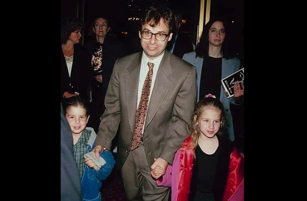 Moranis sempre deixou claro que sua decisão não foi um “afastamento dramático”, mas uma escolha consciente e amorosa de priorizar sua família. Ele nunca se aposentou oficialmente — apenas disse “não” a projetos que não se encaixavam em sua nova rotina.