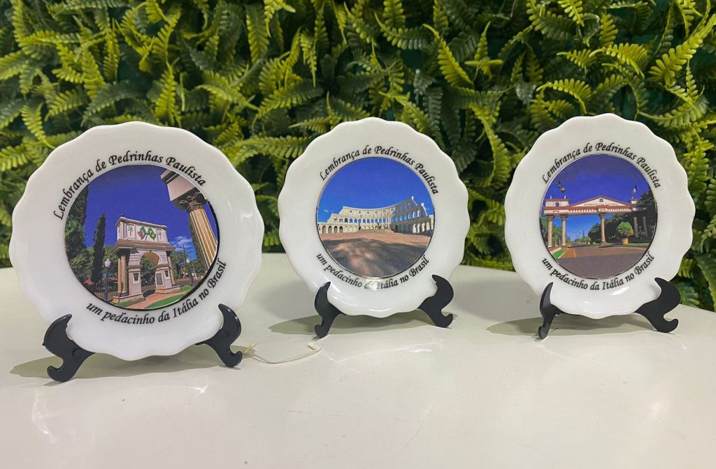 Produtos artesanais como bordados, cerâmicas e peças decorativas carregam traços da cultura italiana e da vida rural.