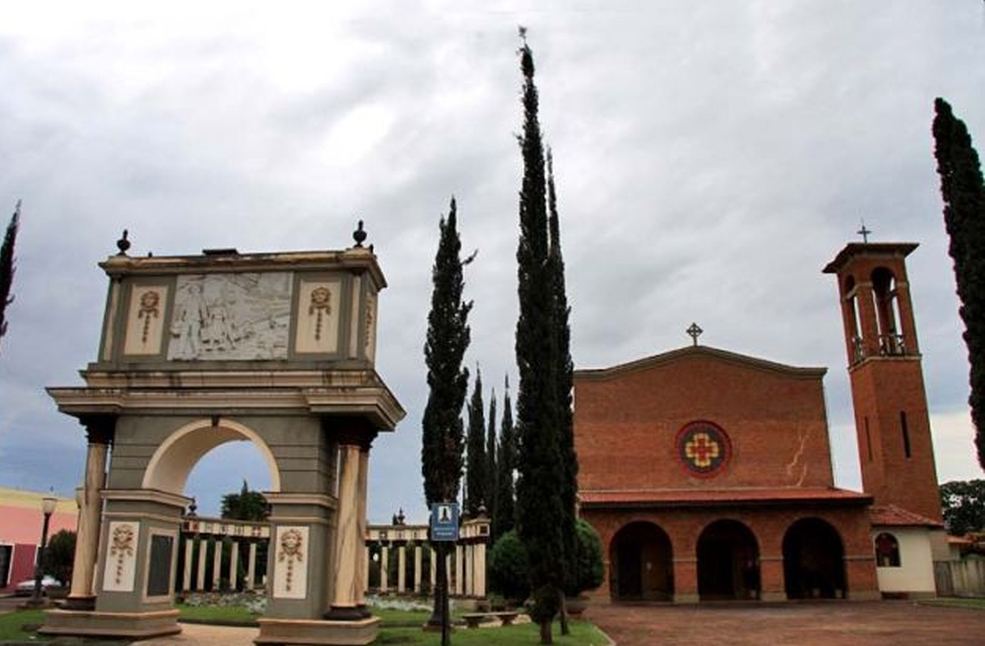 Igrejas como a Matriz de São Pedro são símbolos da fé e da arquitetura italiana, com celebrações que unem a comunidade.