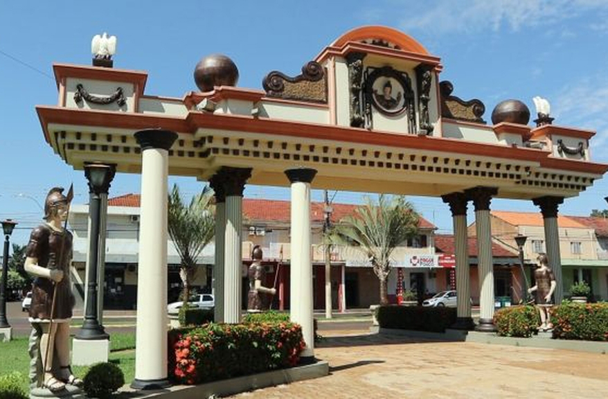 As construções de Pedrinhas Paulista refletem o estilo italiano, com fachadas charmosas, praças bem cuidadas e igrejas que remetem à tradição europeia.