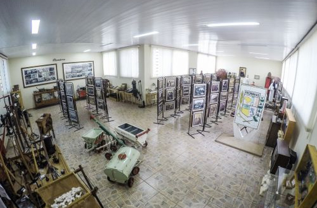 A histÃ³ria das famÃ­lias fundadoras Ã© preservada em museus, monumentos e relatos que reforÃ§am o orgulho da comunidade por suas raÃ­zes.