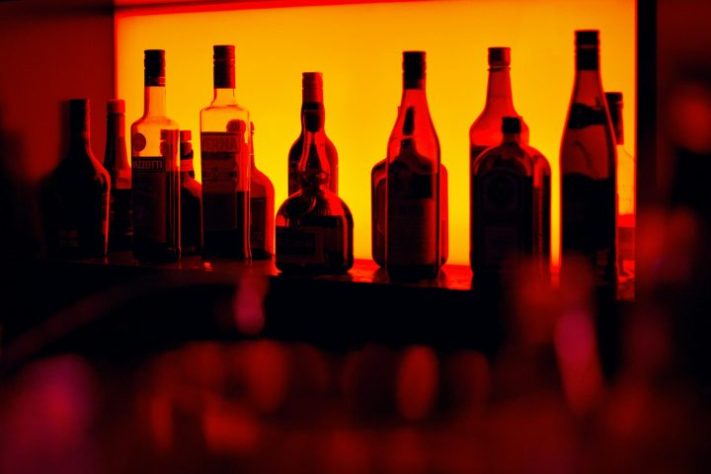 Garrafas de bebida alcoólica, foto NEUTRA – Sérgio Alves Santos/Unsplash