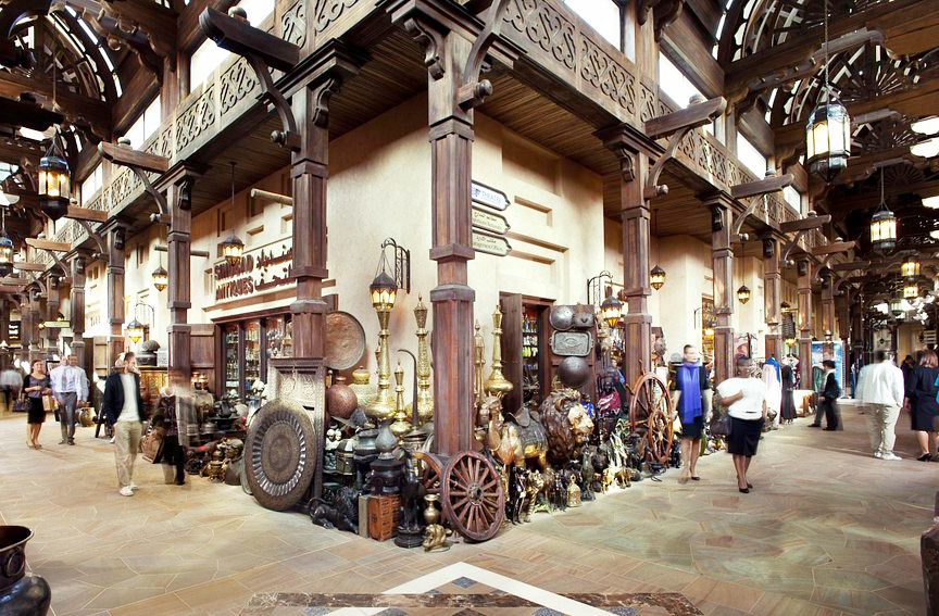 Souk Madinat Jumeirah – Dubai, Emirados Árabes: Inspirado nos antigos souks, combina luxo e tradição com lojas modernas e vistas para o Burj Al Arab.

