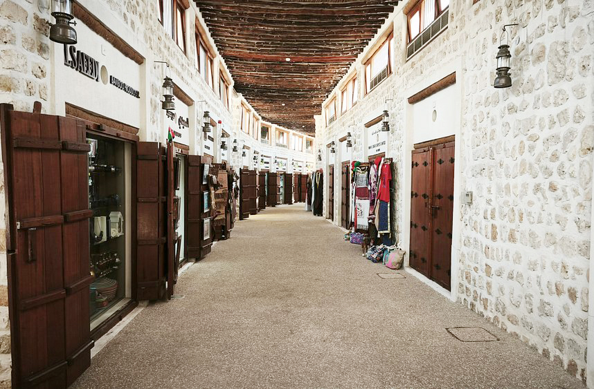 Souk Al Arsa – Sharjah, Emirados Árabes: Um dos mais antigos da região, preserva o charme dos mercados beduínos com tapetes, antiguidades e doces árabes.