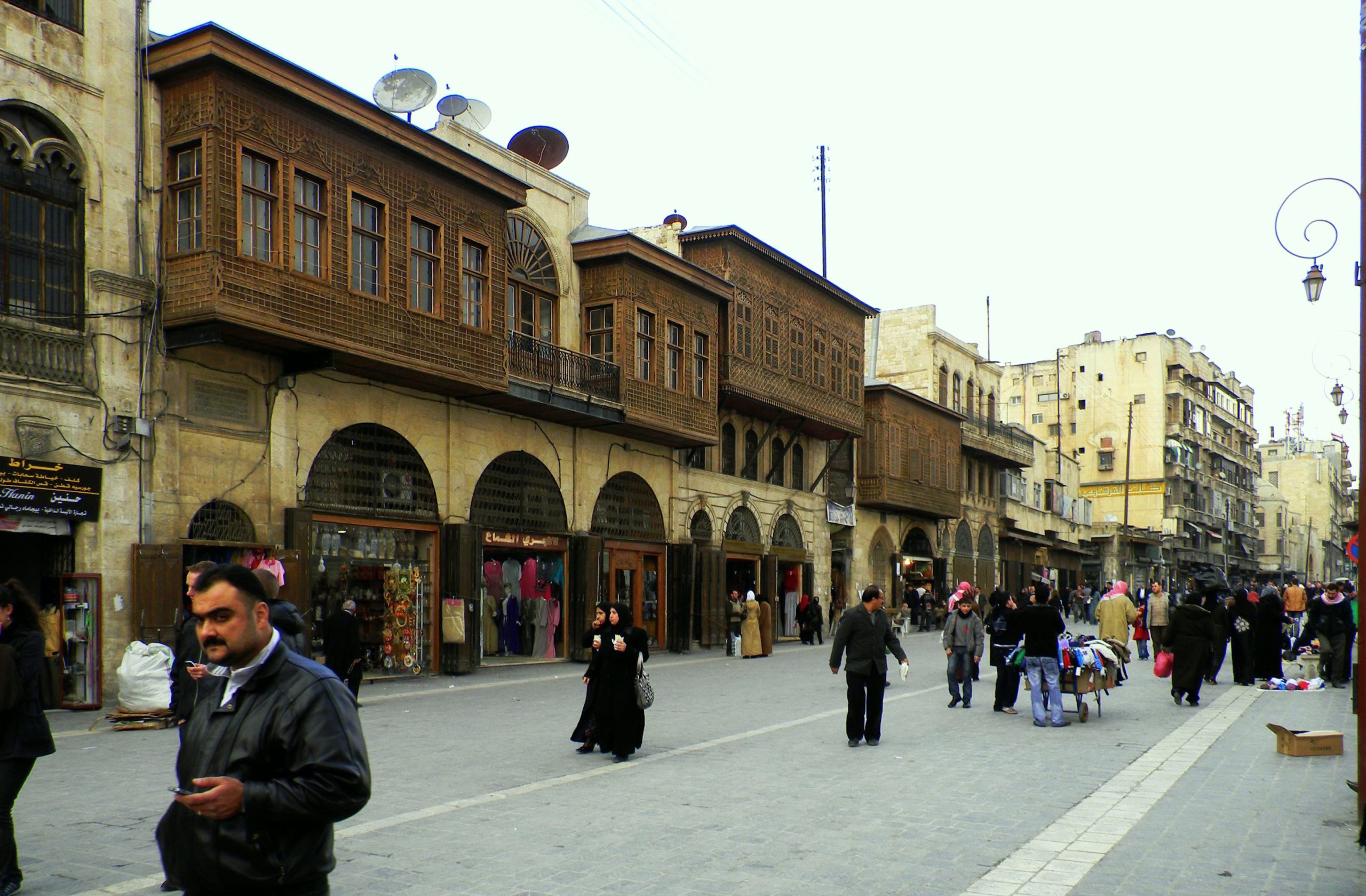 Souk Al-Madina – Aleppo, Síria: Antes da guerra, era um dos maiores souks cobertos do mundo, com arquitetura otomana e produtos sírios.