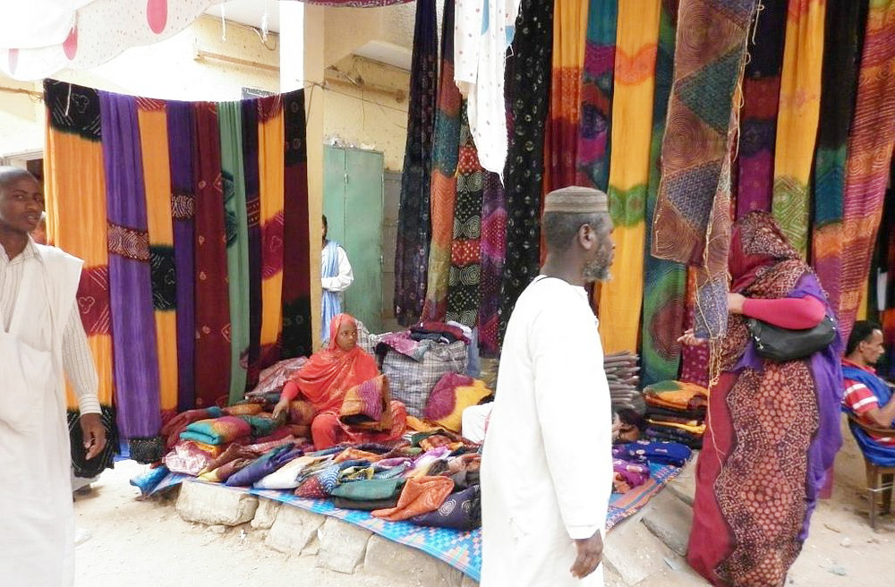 Souk Al-Maghreb – Nouakchott, Mauritânia: Reflete a cultura do Sahel com produtos locais como tâmaras, couro e turbantes coloridos.