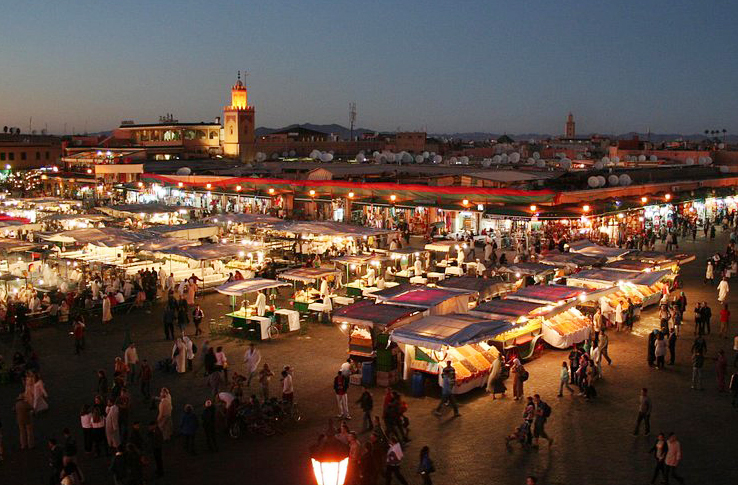 Jemaa el-Fnaa – Marrakech, Marrocos: Mais que um souk, é uma praça viva com encantadores de serpentes, músicos e barracas de comida, cercada por mercados.