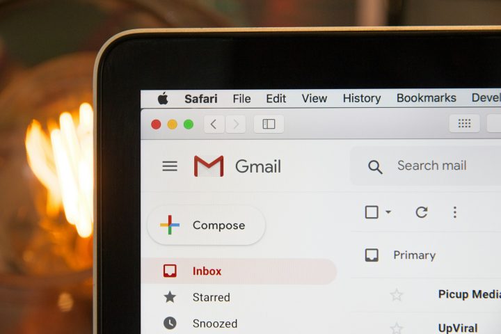 Para alterar sua senha no Gmail, acesse o site 