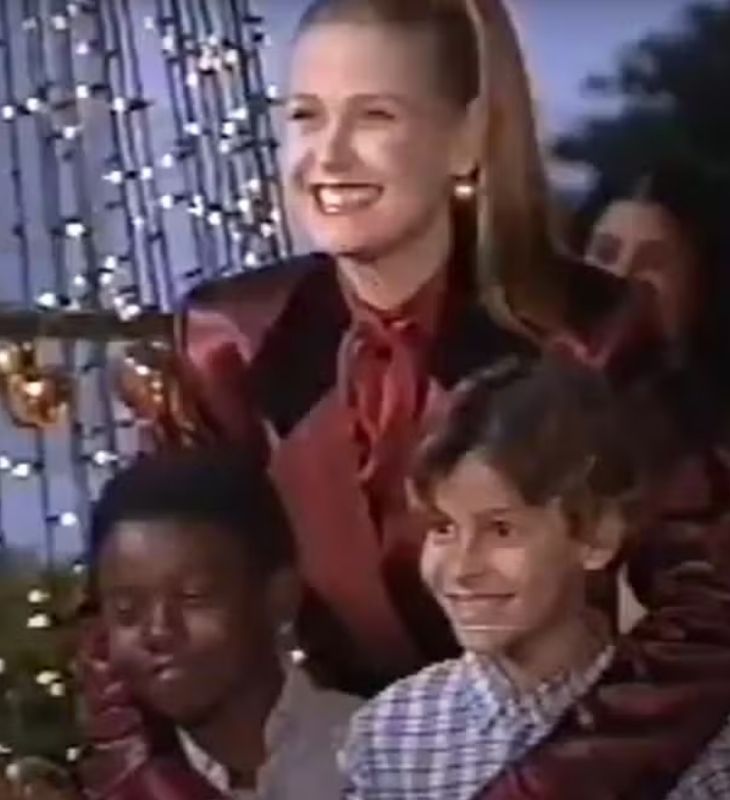 Seus primeiros passos como ator foram no grupo de teatro comunitário “Nós do Morro” e ele fez sua primeira aparição na televisão em 1999, em um especial de Natal da TV Globo chamado “Uma Carta Para Deus”.
